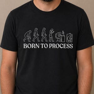 Camiseta "Nacido para procesar la evolución", camiseta de humor corporativo distópico, camiseta divertida sobre la evolución.