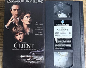 El cliente revisa, limpia y rebobina las cintas VHS.