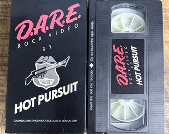 Vídeo musical de D.A.R.E. Hot Pursuit en VHS – Inspeccionado, limpiado y rebobinado