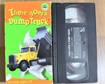 ¡Ahí va un camión volquete! (VHS) – Inspeccionada, limpiada y rebobinada.