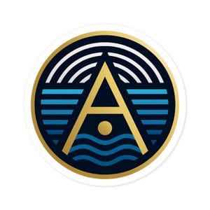 Op de afbeelding: Een ronde sticker met een gouden letter "A" in het midden, omringd door blauwe en witte designelementen. Het ontwerp omvat horizontale lijnen, een punt en golvende lijnen, alles tegen een donkerblauwe achtergrond met een gouden rand.