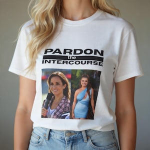 Könnte beinhalten: Weißes T-Shirt mit dem schwarzen Text "PARDON the INTERCOURSE". Darunter befinden sich zwei Bilder einer Frau. Das Shirt besteht aus einem weichen Material und wird von einer Person getragen.