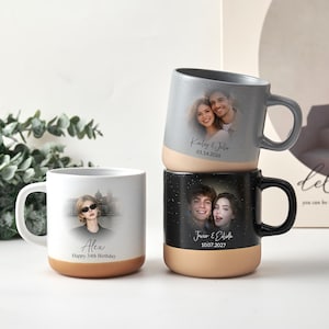 Może przedstawiać: Trzy ceramiczne kubki z nakrapianym wykończeniem i podstawą w jednolitym kolorze. Biały kubek zawiera zdjęcie osoby i napis 'Alex Happy 34th Birthday'. Szary kubek przedstawia parę oraz 'Kenley & Julie 01.14.2026'. Czarny kubek przedstawia parę oraz 'Javier & Eilidh 10.07.2027'.