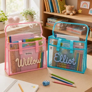 Peut inclure: Deux sacs de rangement en maille transparente avec poignées et fermetures à pression. Le sac rose porte le nom Willow et une étiquette Writing, tandis que le sac bleu porte le nom Elliot et une étiquette A4. Ils contiennent des cahiers, des règles et des crayons de couleur.