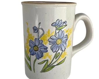 Royal Doulton Hill Top-mok LS1025 | Vintage steengoed uit 1977 met blauwe madeliefjesbloemen
