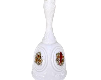 Fenton melkglas handgeschilderde bel kardinaal dennenappel winters tafereel 6,5"