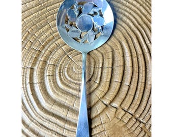 Vintage 1960 WM Rogers Tomato Server / Pattern Hutton (Silverplate)