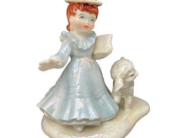 Jaren 50 lusterware meisje met lamsbeeldje | Iriserend keramisch huisdecor