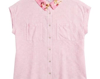 Può includere: Una camicia a maniche corte con bottoni e un motivo a righe orizzontali rosa chiaro e bianco. La camicia presenta due tasche sul petto, un'abbottonatura centrale e un colletto a contrasto con una stampa floreale rosa, gialla e verde.