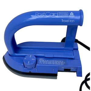 Puede incluir: Un juego de tres tazas de cerámica con un acabado moteado y mate. Las tazas son de color crema, gris claro y gris oscuro. Cada taza tiene un diseño simple y minimalista.