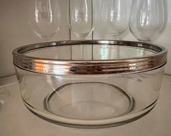 Vintage glazen serveerschaal met zilveren rand uit het midden van de eeuw moderne bargerei in Italiaanse stijl
