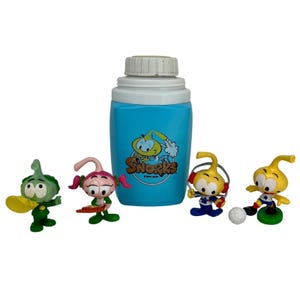 Puede incluir: Un termo azul con tapa blanca y un gráfico de dibujos animados de los personajes de Snorks. Cuatro figuras de Snorks están dispuestas alrededor del termo. Las figuras están en varias poses y colores.