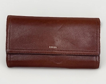 Carteira tripla Fossil em couro marrom com fecho de pressão, porta-cheques e proteção RFID.