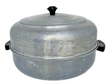 Olla grande de aluminio estilo holandés con tapa y rejilla para cocinar al vapor.
