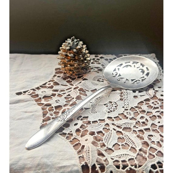 Oneida Community Fantasy 1941 Tudor Silverplate Pierced Tomato Server