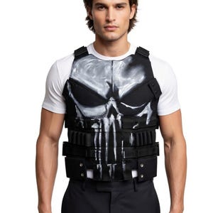 Puede incluir: Chaleco táctico negro con diseño de calavera blanca en la parte delantera. El chaleco tiene múltiples bolsillos y correas, y se usa sobre una camiseta blanca. Es un artículo de disfraz o cosplay.