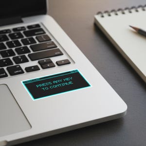 Puede incluir: Una taza de cerámica blanca con asa negra y el texto "But First, Coffee" en negro, con una fuente de estilo manuscrito. La taza está sobre una superficie blanca.