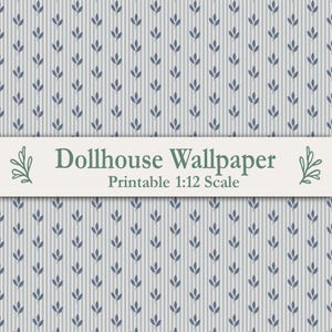 Può includere: Una carta da parati stampabile per casa delle bambole con un motivo ripetuto di strisce verticali blu e piccoli rametti di foglie blu su sfondo grigio chiaro. Un banner bianco mostra il testo Dollhouse Wallpaper Printable 1:12 Scale.