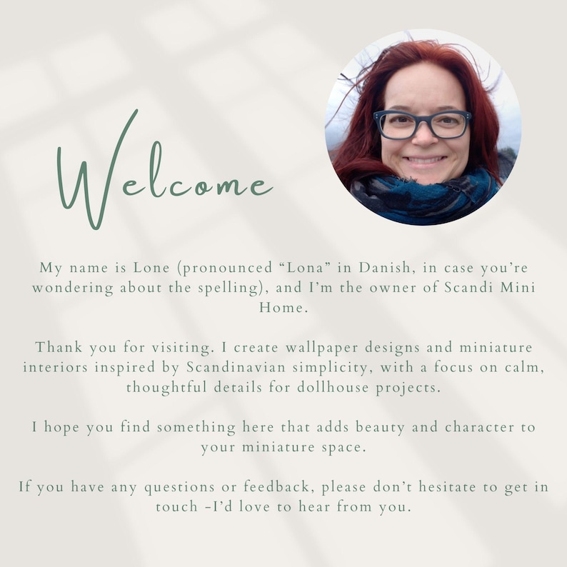 Op de afbeelding: De afbeelding toont het woord "Welcome" in handschrift, met een foto van een vrouw met een bril. De tekst eronder introduceert de eigenaar van Scandi Mini Home, die miniatuurinterieurs ontwerpt.