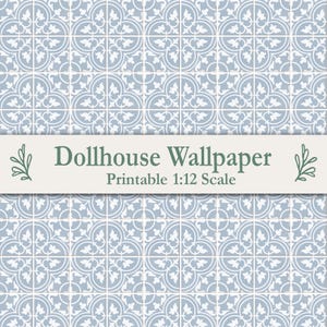 Può includere: Una carta da parati stampabile per casa delle bambole con un motivo ripetuto di fiori bianchi su sfondo azzurro. Un banner bianco orizzontale al centro mostra il testo Dollhouse Wallpaper e Printable 1:12 Scale.