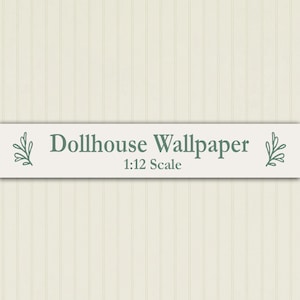 Może przedstawiać: Baner z napisem "Dollhouse Wallpaper" w ciemnozielonej czcionce, z tekstem "1:12 Scale" poniżej. Baner ma jasne zielone tło z motywem liścia na każdym końcu. Tło jest w jasnym kremowym kolorze.