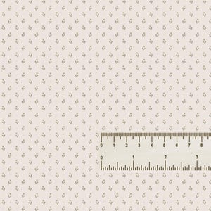Op de afbeelding: Een stofstaal met een herhalend patroon van kleine, gestileerde bloemtakjes in een gedempte grijstint. De achtergrond is een zacht, lichtbeige. Een liniaal is langs de onderrand geplaatst en toont de afmetingen in centimeters.