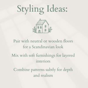 Op de afbeelding: Lichtgroene afbeelding met de tekst "Styling Ideas:" en een kleine huisillustratie. De tekst suggereert te combineren met neutrale vloeren, te mengen met zachte meubels en patronen te combineren voor diepte.