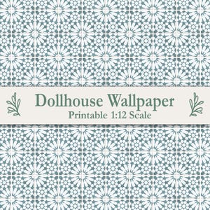 Può includere: Una carta da parati stampabile per casa delle bambole con un motivo geometrico ripetitivo di stelle e piastrelle in blu tenue e bianco. Un banner orizzontale color crema mostra il testo Dollhouse Wallpaper e Printable 1:12 Scale.