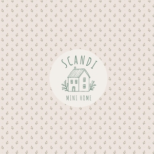 Op de afbeelding: Een lichtbeige achtergrond met een herhalend patroon van kleine, gestileerde groene bloemtakjes. Een witte cirkel in het midden toont een groene illustratie van een huis met de tekst "SCANDI MINI HOME" in groen.