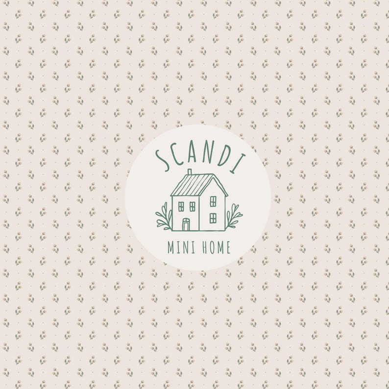 Op de afbeelding: Een lichtbeige achtergrond met een herhalend patroon van kleine, gestileerde groene bloemtakjes. Een witte cirkel in het midden toont een groene illustratie van een huis met de tekst "SCANDI MINI HOME" in groen.