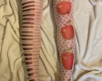 Rajstopy Apple x Piano | Ręcznie robiony wzór | Czerwone jabłko | Fantazyjny twee | Odlotowe rajstopy | Odlotowe pończochy | Zielone jabłko | Piano