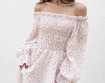 Mini abito floreale a tulipano con spalle scoperte e arricciature / Abito estivo boho in mussola con maniche a campana e volant, stile cottagecore, regalo romantico e stravagante