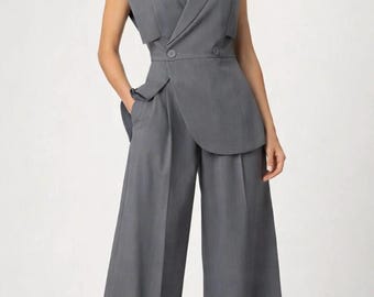Elegante tailleur pantalone senza maniche con gilet su misura, pantaloni a gamba larga, outfit da ufficio minimalista, elegante completo formale coordinato per donna