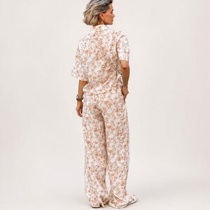 Puede incluir: Conjunto de dos piezas con estampado floral en crema y marr&oacute;n. El conjunto incluye una camisa de manga corta con botones y pantalones de pernera ancha. El conjunto est&aacute; hecho de una tela ligera, perfecto para el clima c&aacute;lido.