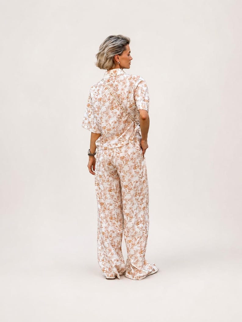 Puede incluir: Conjunto de dos piezas con estampado floral en crema y marr&oacute;n. El conjunto incluye una camisa de manga corta con botones y pantalones de pernera ancha. El conjunto est&aacute; hecho de una tela ligera, perfecto para el clima c&aacute;lido.