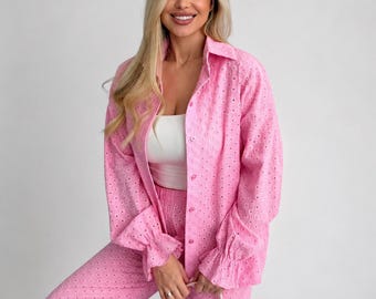 Completo estivo in cotone traforato con ricamo inglese, due pezzi, camicia in pizzo stile boho e pantaloni a gamba larga, abbigliamento da spiaggia per le vacanze.