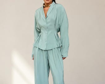 Conjunto de cetim macio com calça pantalona e blusa peplum, elegante, casual e chique, em tons de rosa e verde-oliva, com um toque minimalista e moderno.