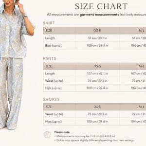 Puede incluir: Una mujer con un conjunto de camisa y pantal&oacute;n con estampado floral en azul claro y dorado. La imagen incluye una tabla de tallas con medidas en cent&iacute;metros y pulgadas para camisas, pantalones y shorts.