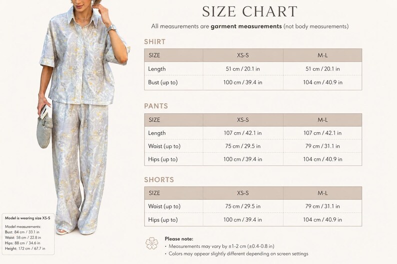 Puede incluir: Una mujer con un conjunto de camisa y pantal&oacute;n con estampado floral en azul claro y dorado. La imagen incluye una tabla de tallas con medidas en cent&iacute;metros y pulgadas para camisas, pantalones y shorts.