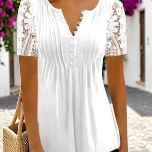 Haut fluide avec manches en dentelle et boutons