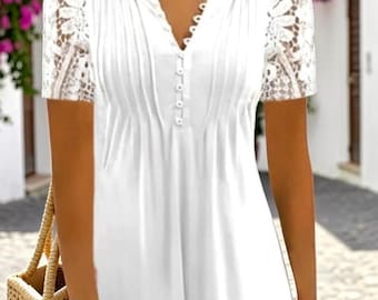 Top fluido con detalle de botones y mangas de encaje