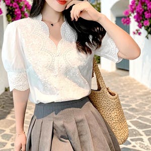 Chemisier blanc élégant en dentelle à col en V