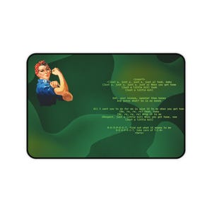 Op de afbeelding: Een rechthoekige muismat met een retro-illustratie van een vrouw die haar arm buigt, in de stijl van Rosie the Riveter. De achtergrond is een groen camouflagepatroon met songteksten.