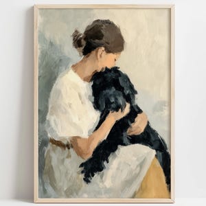 Op de afbeelding: Een olieverfschilderij op doek met een figuur met opgestoken haar, gekleed in een wit shirt met korte mouwen, die een grote, pluizige zwarte hond omhelst. Het kunstwerk toont zichtbare penseelstreken en een neutraal kleurenpalet van crème en beige.