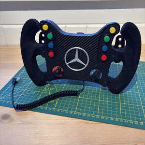 Könnte beinhalten: Ein Satz von drei Keramik-Nisttöpfen in Blau-, Grün- und Weißtönen. Die Schalen haben eine gesprenkelte Glasur und ein schlichtes, modernes Design. Die größte Schüssel hat einen Durchmesser von etwa 15 cm.