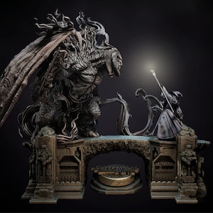 Puede incluir: Escultura de fantasía detallada que representa un dragón frente a un mago. El dragón tiene piel texturizada y grandes alas. El mago, sosteniendo un bastón con un orbe brillante, está sobre una estructura de piedra. Estética oscura y dramática.
