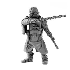 Puede incluir: Una figura miniatura gris sin pintar de un soldado con casco, abrigo largo y armadura táctica. La figura sostiene un rifle largo en la mano derecha y un arma pequeña en la mano izquierda, con una bandolera cruzada sobre el pecho.