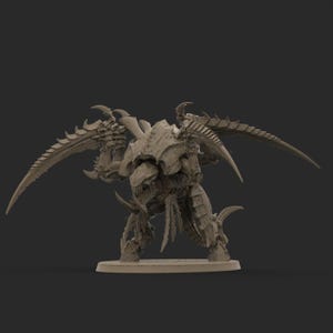 Może przedstawiać: Szczegółowa, beżowa miniatura stworzenia Tyranid, z dużymi, zakrzywionymi ostrzami i segmentowanym ciałem. Figurka stoi na okrągłej podstawie, prezentując skomplikowane detale i groźny wygląd.