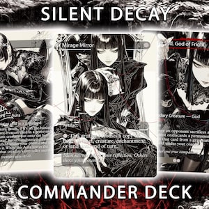 Może przedstawiać: Zestaw trzech kart kolekcjonerskich zatytułowany Silent Decay Commander Deck, zawierający czarno-białe ilustracje w stylu anime przedstawiające postać o ciemnych włosach. Karty są oznaczone jako Animate Dead, Mirage Mirror oraz Tergrid, God of Fright, z nadrukowanym szczegółowym tekstem i mechaniką gry na każdej stronie.