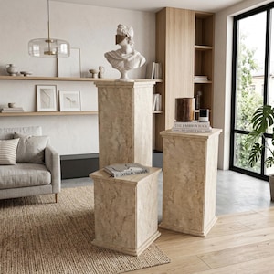 Juego de tres mesas auxiliares minimalistas de madera con forma de cubo de mármol travertino, mesas auxiliares modernas de piedra, decoración de lujo en tonos neutros para el hogar.